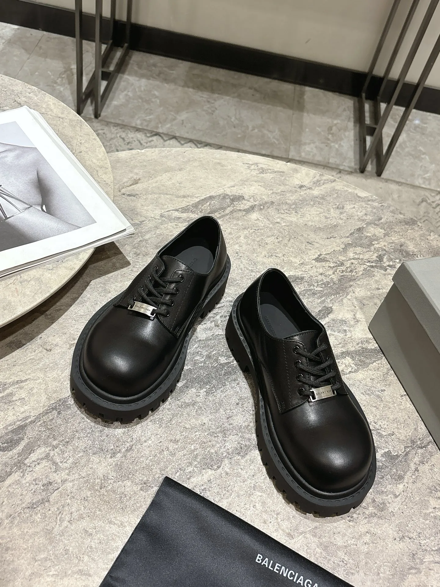 👟👟Ex-factory price 660👟👟 BALENCIAGA Balenciaga's new Stomper Derby big-toe derby shoes. This pair of shoes is simply a dark horse in this year's fashion circle. The exaggerated big-toe design makes people fall in love at first sight! 💖 When I first saw it, I was attracted by the big B logo. It’s so recognizable! Wear it, whether paired with skinny jeans or wide-leg pants, you can easily style it and look extremely fashionable! The double B decorative buckle is hand-inlaid with pure copper hardware. ▪Fabric: original full-grain cowhide. ▪Inner feet: water-dyed cowhide. ▪Sole: original rubber outsole.